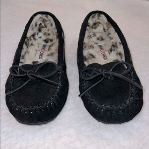 Minnetonka Womens Britt Trapper Black Slipper Moccasins Size 6 Animal Print